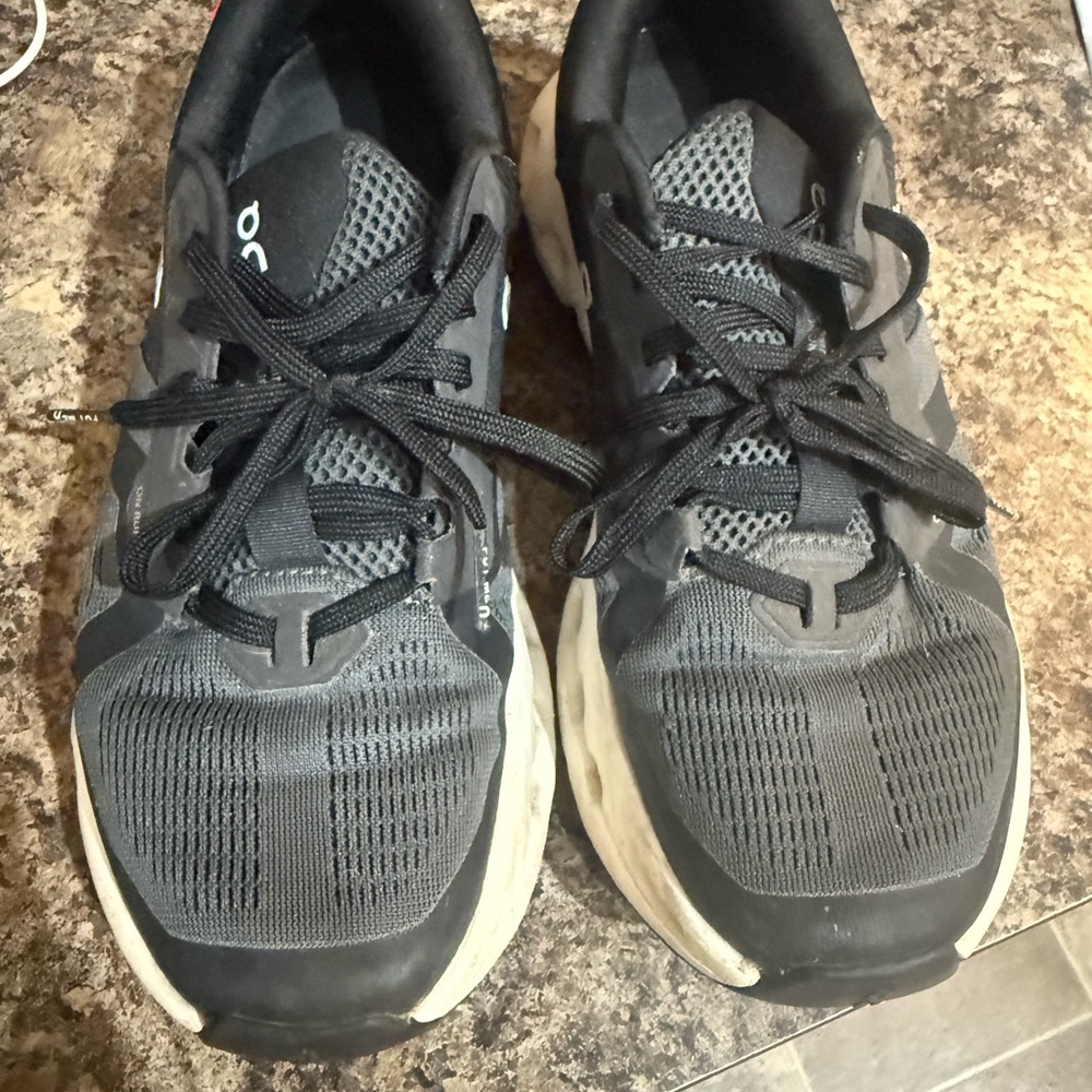 On Cloud woman’s running shoe